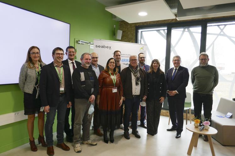 Le 4 février, à Orléans. Les représentants de la chambre d'Agriculture du Loiret, de Seabex et d'AgreenTech Valley sont réunis pour la signature du partenariat liant Net-Irrig et Seabex.