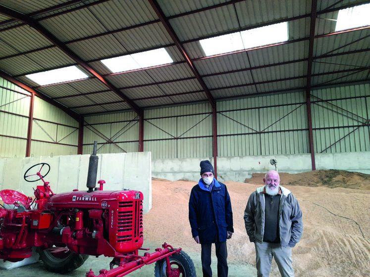 Saint-Léger, le 5 janvier. Xavier Carron et Alain Harrouard ont été les premiers à utiliser le nouveau service de la FDSEA 77, les rendez-vous individuels pour réaliser son DUER.