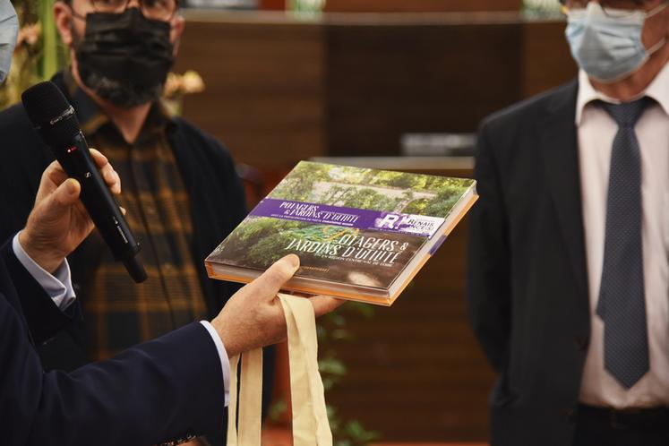 Le beau livre de photographies Potagers et jardins d’utilité en Centre-Val de Loire [Inventaire photographique] était offert aux représentants des communes récompensées.