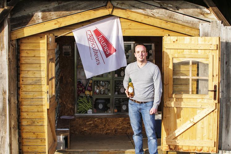 Paul Laluque partage son temps entre la ferme de ses parents et son activité professionnelle.
