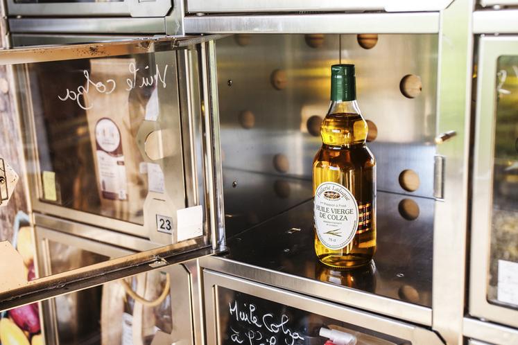Le distributeur automatique, en plus des huiles, propose des paniers garnis. Une idée cadeau qui séduit de nombreux clients les week-ends.