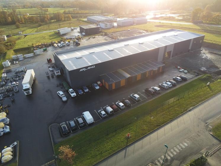 Arland, qui signifie «	près de la terre	» en breton, continue sa progression au fil des années. À Ploërmel (Morbihan), l’usine compte désormais une surface totale de production de 2	600 m2 + 400 m2 de bureaux.