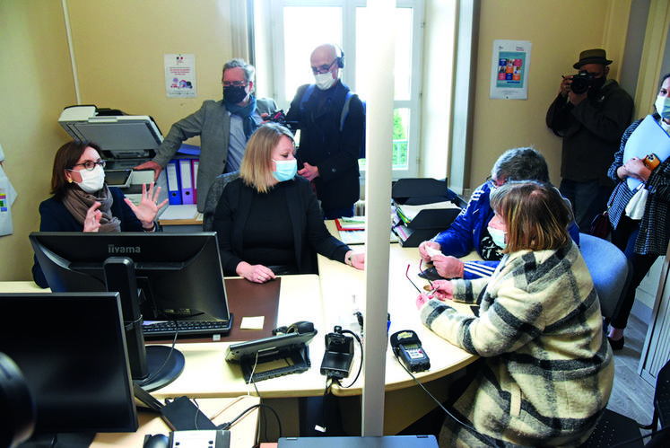 Jeudi 17 février, à Illiers-Combray. La ministre Amélie de Montchalin (à g.), a reçu les usagers de l'espace France services aux côtés d’Alexandra ­Vandevelde, dont c'est le métier.