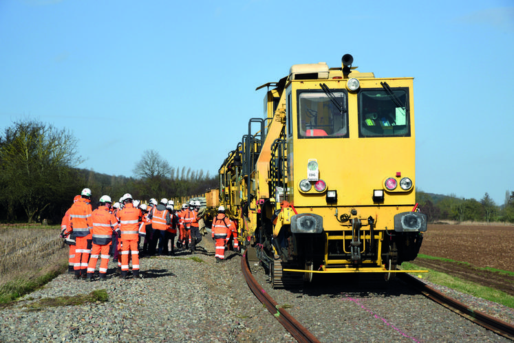 Le 17 février, à Saint-Hilaire-la-Gravelle (Loir-et-Cher). Les élus sont venus constater l'avancée des travaux de régénération de la ligne SNCF Dourdan - La Membrolle.