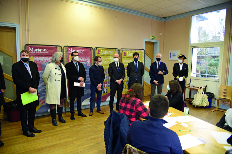 Chailly-en-Brie, vendredi 18 février. Échanges avec les éco-délégués issus de l'enseignement agricole et de l'éducation nationale. Un bel exemple de pont.