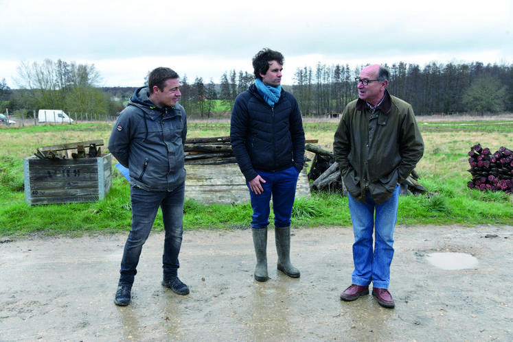 À Bonnelles (Yvelines), mercredi 16 février, la Ferme des Clos a reçu le Premier prix de la section locale du Concours général agricole Agroforesterie en ­présence notamment de Luc Janottin (à d.).