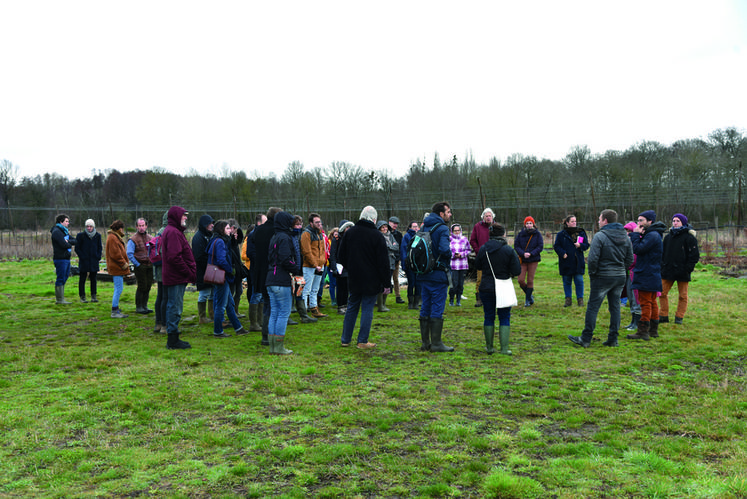 Près d'une cinquantaine de visiteurs ont participé à la matinée de visite de la ferme, guidés par Vincent Lagrue et Johann Laskowski.