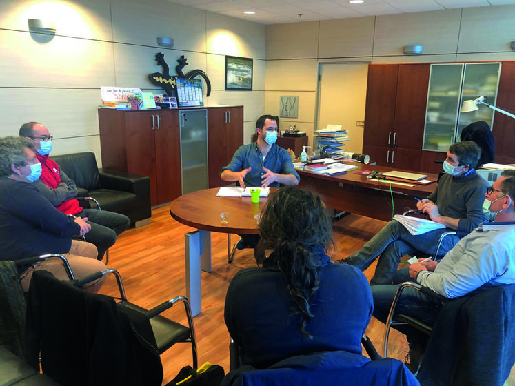 Le directeur du magasin Leclerc à Blois, Quentin Huet, a reçu une délégation FNSEA 41 - JA 41 mardi 22 février.