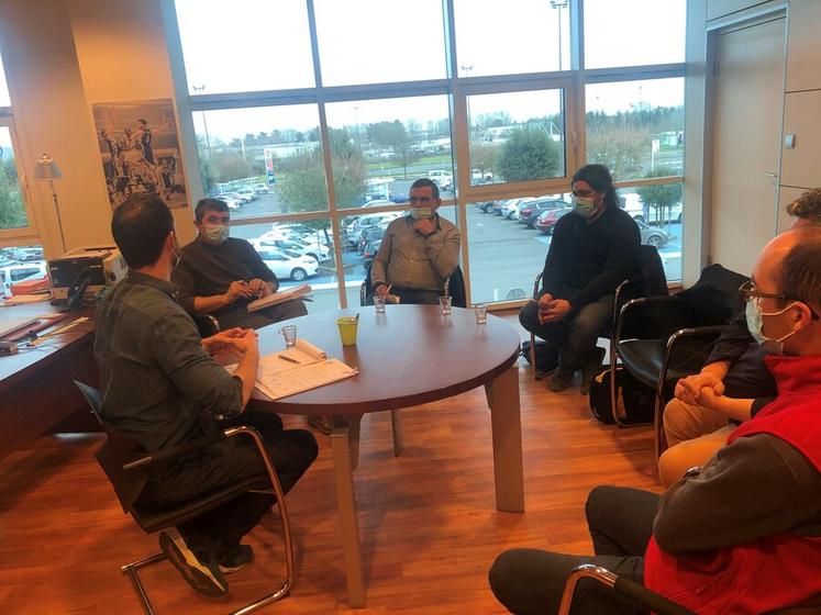 Le directeur du magasin Leclerc de Blois (Loir-et-Cher) a reçu une délégation FNSEA 41-JA 41 mardi 22 février.