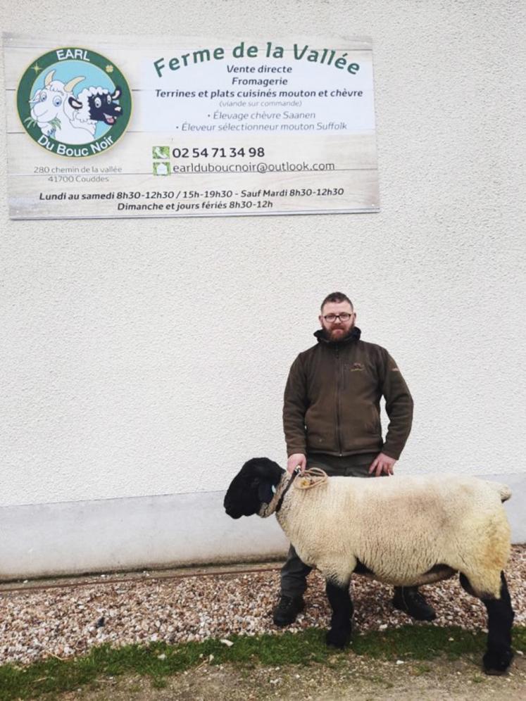 Flavien Bouchard présente son bélier suffolk Boubou (EARL du Bouc Noir).