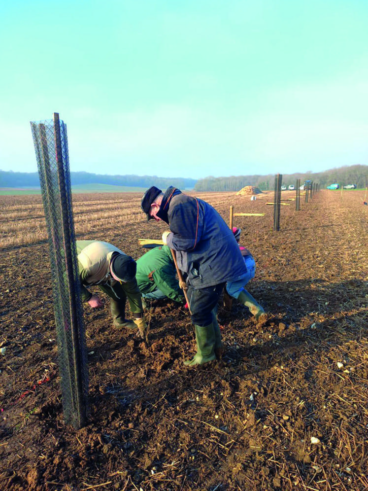 Le chantier a revêtu une dimension sociale importante en rassemblant agriculteurs, citoyens et riverains. 