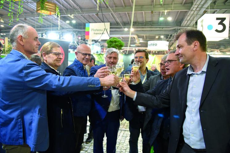 Afin de célébrer cette inauguration départementale, les élus ont trinqué ensemble. Un moment convivial aux saveurs encore une fois du Loir-et-Cher.