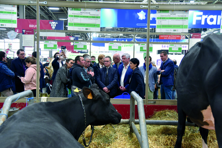 Florent Leprêtre, président de la FNSEA Centre-Val de Loire, Philippe Gouet, président du Département de Loir-et-Cher, Pascal Brindeau, député loir-et-chérien, et de nombreux autres élus sont allés à la rencontre des éleveurs centrais présents au Sia.