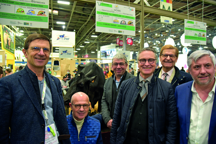 Les élus départementaux et régionaux étaient heureux de rencontrer Ivoire, une vache prim'holstein élevée par Bruno Verdier dans la commune de Choue.
