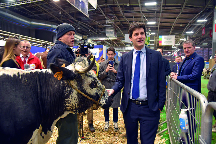 Mardi 1er mars, le ministre de l'Agriculture et de l'Alimentation, Julien Denormandie, s'est rendu très tôt à la salle de traite du Sia pour échanger avec les éleveurs présents.