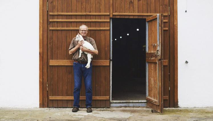 L'agriculteur belge est à la tête de la Ferme d'Elise : une exploitation de 600 chèvres en pâturage avec un atelier de fromage au lait cru, le seul du pays. Il assure qu'il restera dans sa ferme coûte que coûte.
