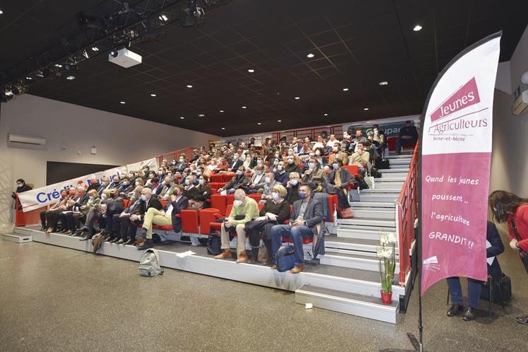 Le 24 février, à Faremoutiers. La salle socio-culturelle de la ville est comble pour l'assemblée générale de Jeunes agriculteurs de Seine-et-Marne. 