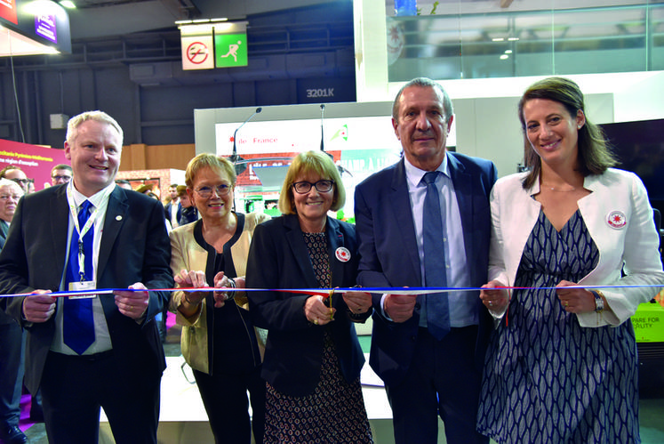 Le 28 février à Paris lors de l'inauguration du pavillon Île-de-France au Salon de l'agriculture. De gauche à droite	: Christophe Hillairet, Marie-Christine Cavecchi, Valérie Lacroute, Gérard Hébert et Alexandra Dublanche.