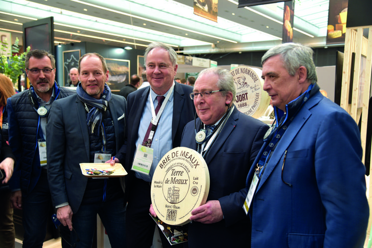 Au salon du fromage, les élus du Département ont échangé avec un responsable de la société fromagère de Meaux qui venait de recevoir une médaille d'argent pour son brie de Meaux AOP.