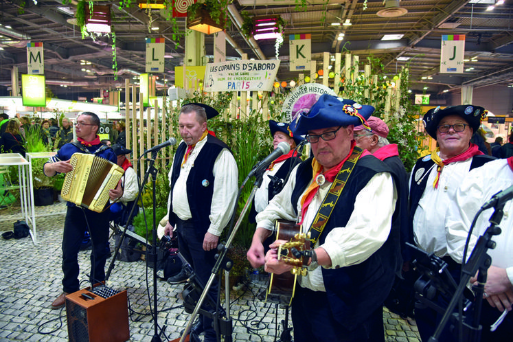 Pour inaugurer l'espace régional, les mariniers d'Orléans et musiciens du groupe Les Copains d'Sabord ont accueilli les visiteurs en chanson.