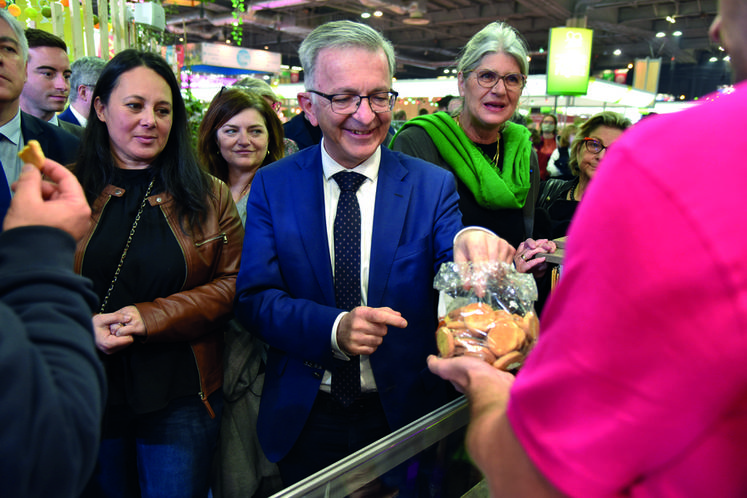 Qui dit visite inaugurale, dit forcément dégustations. Le président de la Région, la vice-présidente déléguée à l'agriculture et l'alimentation et de nombreux autres élus ont fait la traditionnelle «	tournée des popotes	» pour rencontrer la vingtaine de producteurs présents et savourer leurs produits.