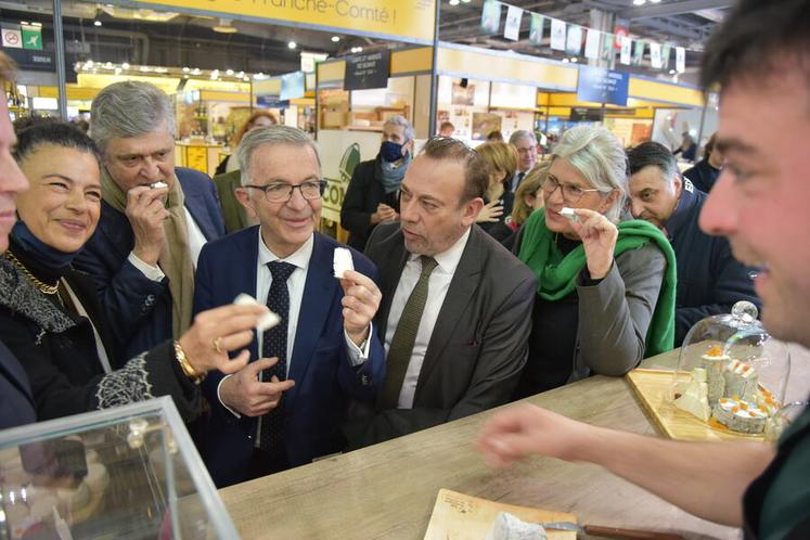 Qui dit visite inaugurale, dit forcément dégustations. Le président de la Région, la préfète de la région et du Loiret et de nombreux autres élus ont fait la traditionnelle « tournée des popotes » pour rencontrer la vingtaine de producteurs présents et savourer leurs produits.