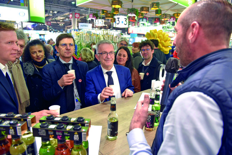 Les élus de la région se sont également rendus sur le seul stand loirétain du Sia, afin de déguster la boisson apéritive Arborigen, produite à base de pommes venues tout droit des Vergers des Beaumonts, de Bonny-sur-Loire.