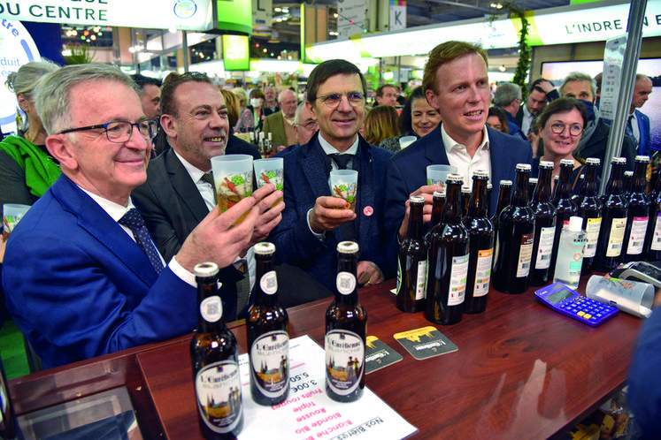 Après avoir mangé, il est temps de s'hydrater	! Les élus ont trinqué (et consommé avec modération) au stand de l'emblématique producteur de bière L'Eurélienne.