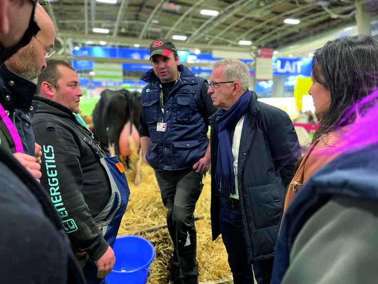 Avant d'inaugurer l'espace dédié au Centre-Val de Loire, François Bonneau, président de la Région, s'est rendu auprès des deux éleveurs du Loiret afin d'échanger avec eux et rencontrer leurs animaux.