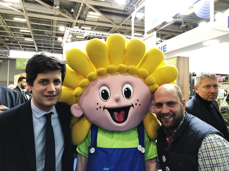 Le ministre de l'Agriculture et de l'Alimentation, Julien Denormandie, a témoigné de son soutien aux Terres de Jim en Beauce en posant aux côtés de la mascotte Jim Bataille.