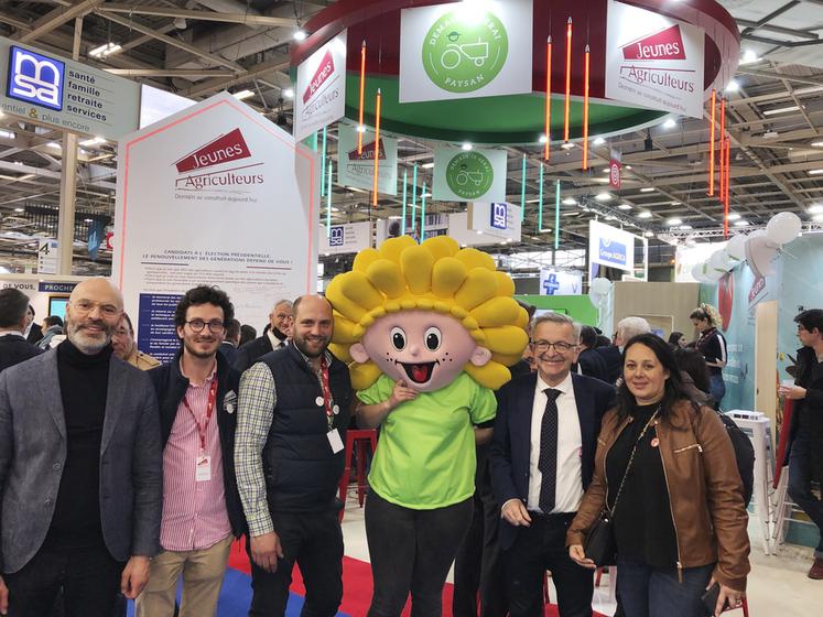 François Bonneau, président du conseil régional de Centre-Val de Loire, accompagné de nombreux élus régionaux, s’est engagé pour soutenir les Terres de Jim en Beauce.