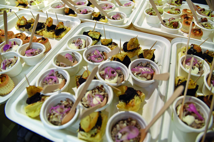 Pour accompagner la dégustation de vin, les chefs de Cuisine en Loir-et-Cher ont préparé un assortiment à base de fromages de chèvre, de miel et de noix.