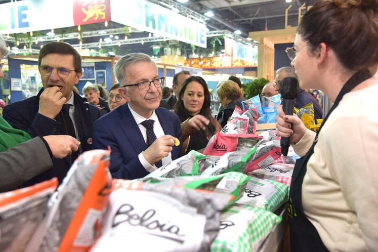 Le 1er mars, à Paris. Lors de leur visite inaugurale, les présidents de la Région et de la chambre régionale d'Agriculture, François Bonneau et Philippe Noyau, n'ont pas pu faire l'impasse sur les excellentes chips euréliennes Belsia.