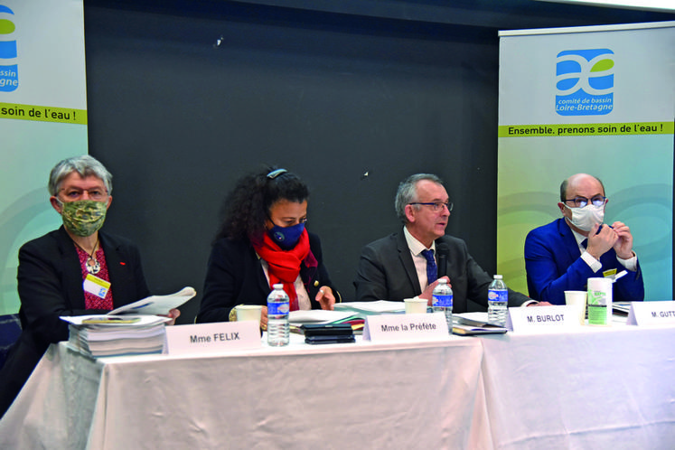 Le 3 mars, à Orléans. De g. à d. : Irène Félix, vice-présidente du comité de bassin, Régine Engström, préfète de la région et du Loiret et présidente du conseil d'administration, Thierry Burlot, président du comité de bassin, et Martin Gutton, directeur général de l’Agence de l’eau.