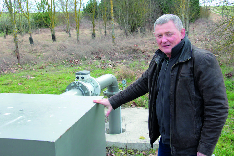 Quatre puits ont été creusés à 20-25 mètres de profondeur. Ils alimentent un gros collecteur pour finalement acheminer une eau à une pression de 12 bars, dans le système d’épandage de la sucrerie Cristal Union, à un kilomètre de là, explique Gérard Laurent.