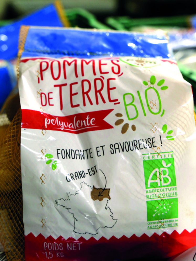 Des pommes de terre bio conditionnées pour la vente.