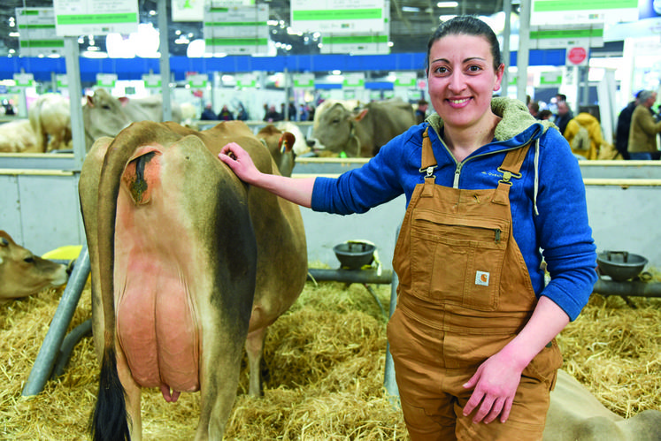 Mercredi 2 mars, à Paris. Avant le passage de ses vaches sur le ring du concours jersiais, Adélaïde Hyson, de la Ferme Jers'Hys, était plutôt confiante du potentiel de Polka et Kyara.