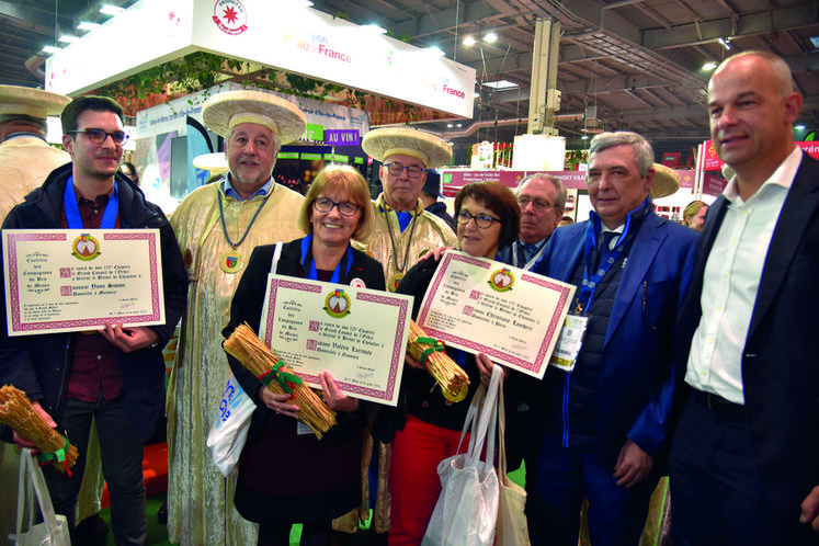 Intronisée aux côtés de Valérie Lacroute et Yann Simon au sein de la Confrérie des chevaliers du brie de Meaux, Christiane Lambert a conclu la ­cérémonie d’un discours lyrique et a appelé à «	manger les bons fromages de nos régions	».