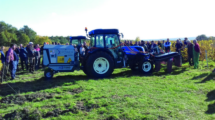 La démonstration d’entretien mécanique et électrique du sol organisée par le réseau Cuma l’an dernier avait réuni 70 personnes à Monthou-sur-Cher.