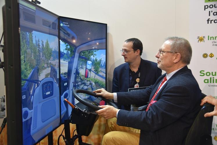 Le préfet des Yvelines teste le simulateur.