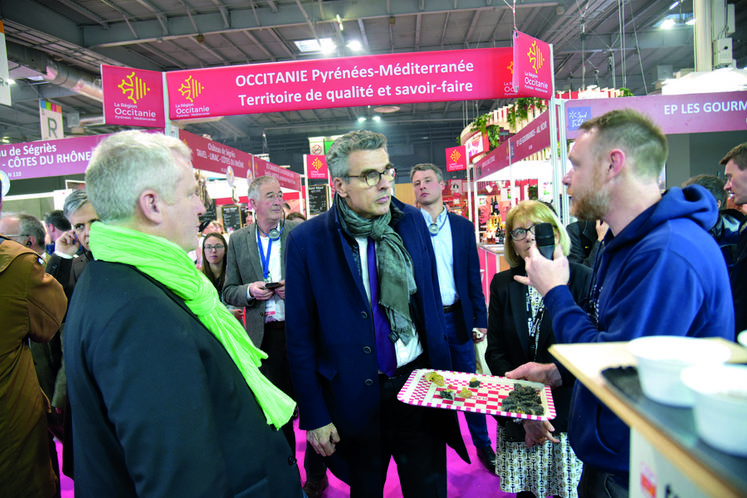 Échange avec un des producteurs du pavillon Île-de-France.