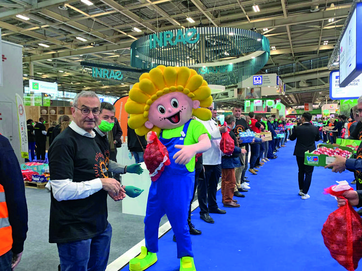 La mascotte Jim a participé à la chaîne du don, opération solidaire qui s'est déroulée dans le hall 4 du Salon.