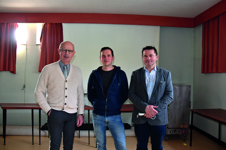 Jeudi 10 mars, à Blois. De g. à d. : Pascal Huguet, président du comité ­technique départemental, Aymeric Avonts, jeune installé, Laurent Delorme, ­président de la Safer Centre.