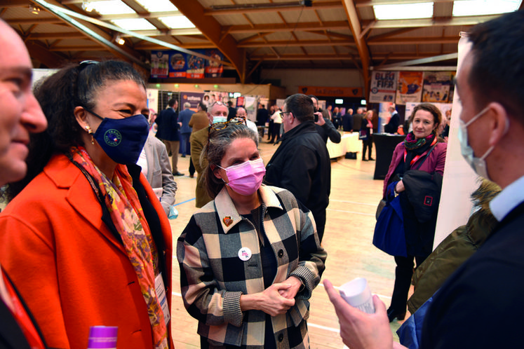 Samedi 12 mars, accompagnée de la préfète de région et du département Régine Engström, Pauline Martin a fait le tour des stands et est allée à la rencontre des plus de soixante exposants venus pour l'AG de l'AML. L'occasion pour ces derniers de se faire connaître des maires du Loiret.