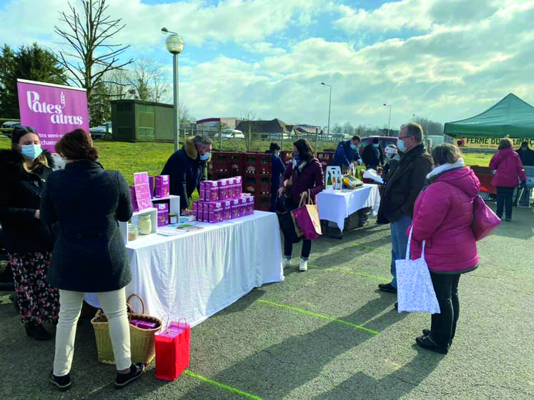 Marché des producteurs à Maulette (Yvelines).