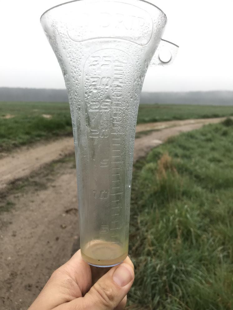 Drôle de couleur cette eau… Non le pluviomètre n'est pas sale, mais le passage d'une masse d'air chargée en sable en provenance du Sahara a donné une couleur orangée au ciel mardi et mercredi. 