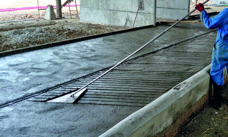 Réalisation des empreintes en arêtes de poisson sur béton frais (pente transversale). La dimension optimale de ces empreintes est de 1 cm de large, 1 cm de profondeur minimum, et avec un espacement de 10 à 12 cm.