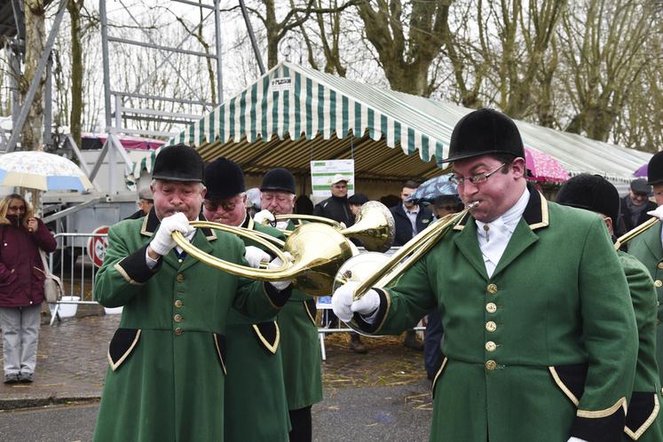 Avant la visite officielle des élus locaux, les Trompes du Musée de la chasse de Gien ont sonné le lancement de cette nouvelle édition de la Foire des cours.