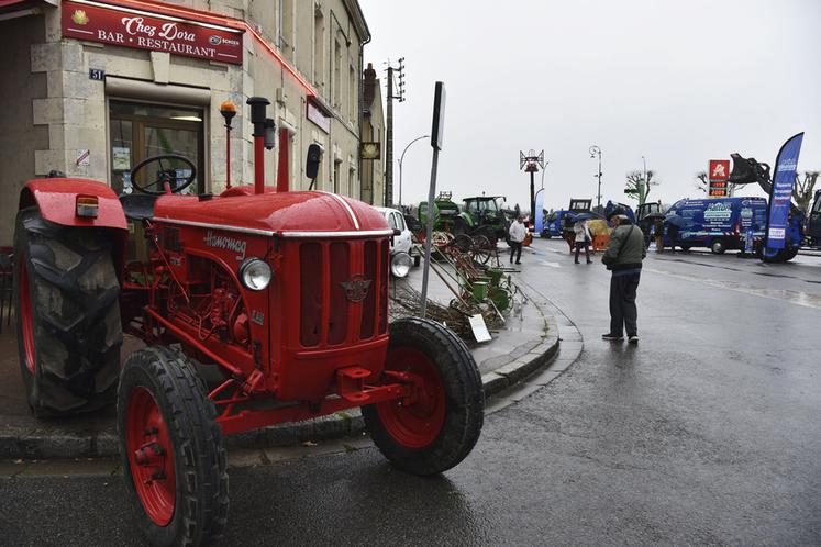 Les propriétaires d'engins agricoles se trouvaient devant leur matériel afin d'expliquer au mieux leurs fonctionnalités aux visiteurs.