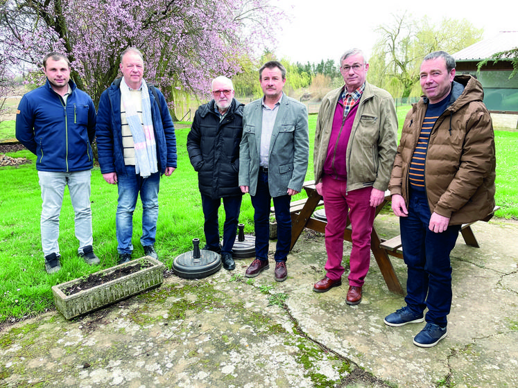 Le 17 mars, à Courville-sur-Eure. Représentants des éleveurs, de la municipalité et de JA entourent le président du comice, Jean-Pierre Hamet.